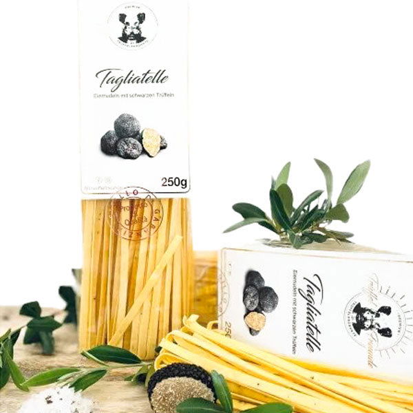 Tagliatelle Eiernudeln mit schwarzen Trüffeln - Trueffelfreunde